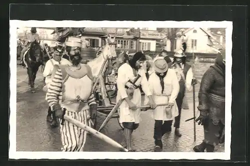 Foto-AK Rottach-Egern, ca. 1960, Faschingszug mit kostümierten Stadtbewohnern