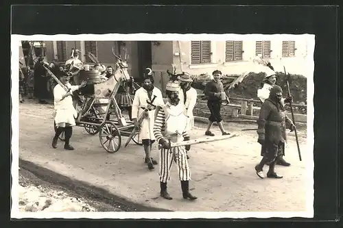 Foto-AK Rottach-Egern, ca. 1960, Faschingszug mit kostümierten Stadtbewohnern