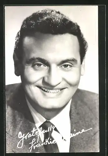 AK Schauspieler Frankie Laine lächelnd im Anzug porträtiert