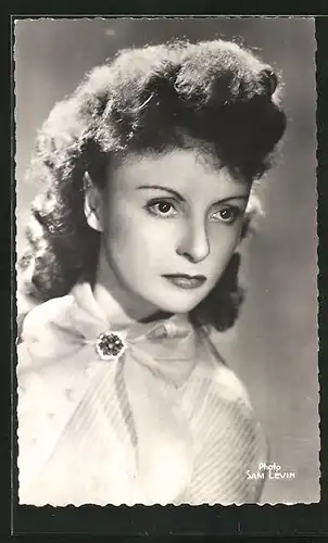 AK Schauspielerin Odette Joyeux im Kostüm einer Filmrolle