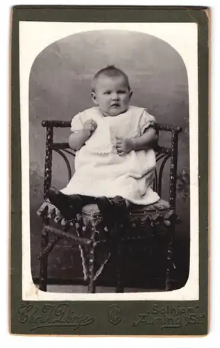 Fotografie Chr. J. Dórge, Auning St., Dickes Kleinkind im weissen Kleidchen mit Schnürstiefeln