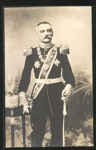 AK Peter I. von Serbien in Uniform und mit Orden abgelichtet