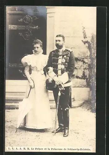 AK L.L.A.A.R.R. Le prince et la Princesse de Schleswig-Holstein, das Monarchenpaar vor dem Schloss