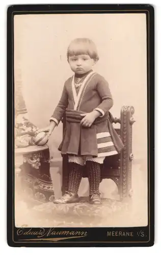 Fotografie Eduard Neumann, Meerane, trotzig dreinblickendes Kind mit Ball