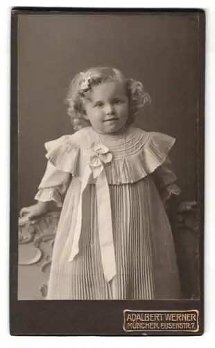 Fotografie Adalbert Werner, München, Elisenstrasse 7, kleines Mädchen in weissem Kleid