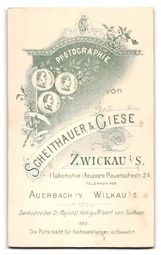 Fotografie Scheithauer & Giese, Zwickau, Aeussere Plauenschestr. 24, Kleinkind in schwarzem Kleid mit Blümchen