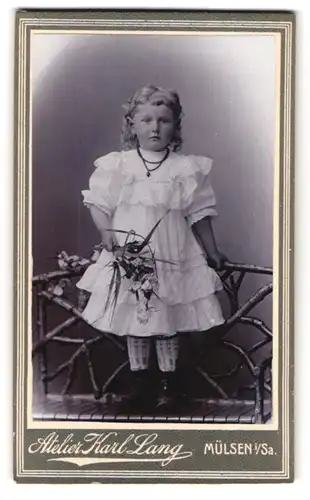 Fotografie Karl Lang, Mülsen, kleines Mädchen in weissem Kleid mit schwarzer Kette und Blumenstrauss