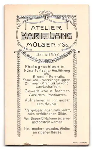 Fotografie Karl Lang, Mülsen, kleines Mädchen in weissem Kleid mit schwarzer Kette und Blumenstrauss