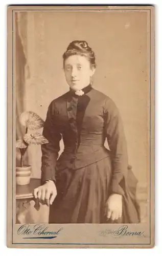 Fotografie Otto Ochernal, Borna, Lobstädter Strasse, Fräulein im schwarzen Kleid