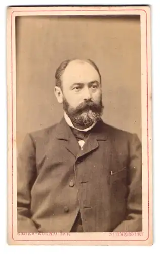 Fotografie G. Bauer-Kornacher, Schweinfurt, Hellersgasse, gesetzter Bürgerlicher mit Vollbart und Stirnglatze