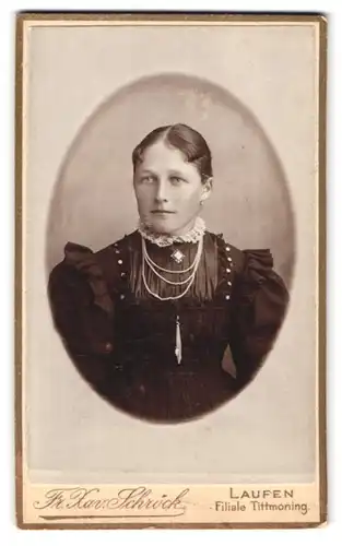 Fotografie F. X. Schröck, Laufen a. d. Salzach, Bezirksamtsgasse, Dame in dunklem Keid mit Ketten und Brosche