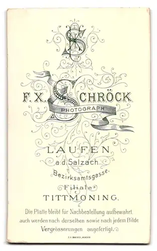 Fotografie F. X. Schröck, Laufen a. d. Salzach, Bezirksamtsgasse, Dame in dunklem Keid mit Ketten und Brosche