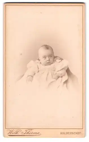 Fotografie Wilhelm Thieme, Halberstadt, Plantage, Neugeborenes in weissem Kleid