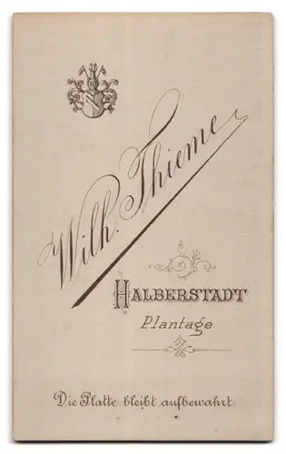 Fotografie Wilhelm Thieme, Halberstadt, Plantage, Neugeborenes in weissem Kleid