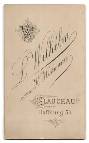 Fotografie L. Wilhelm, Glauchau, Hoffnung 57, Kleinkind in herrschaftlicher Porträtinszenierung