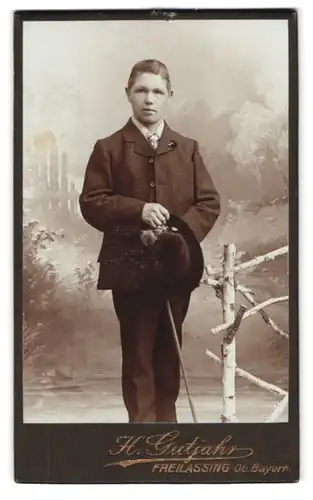 Fotografie H. Gutjahr, Freilassing, junger Mann mit Stock und Hut