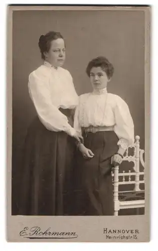 Fotografie E. Rohrmann, Hannover, Heinrichstrasse 15, Mutter und Tochter in Spitzenblusen
