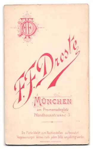 Fotografie F.F. Droste, München, Pfandhausstrasse 5, Dame in gepunktetem Kleid