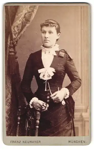Fotografie Franz Neumayer, München, Neuhauserstrasse 29, Dame in dunklem Kleid und weissem Kragen