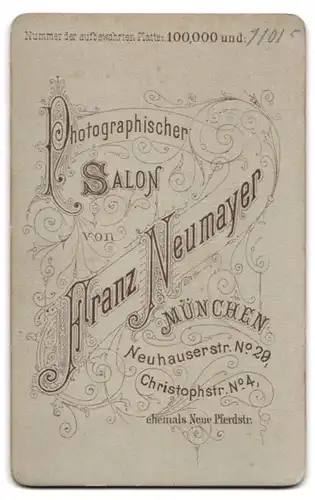 Fotografie Franz Neumayer, München, Neuhauserstrasse 29, Dame in dunklem Kleid und weissem Kragen