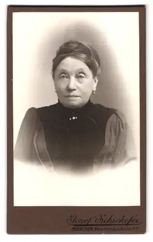 Fotografie Josef Schiekofer, München, Reichenbachstrasse 1a, ältere Dame mit Ohrringen