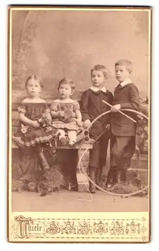 Fotografie Hugo Thiele, Frankfurt a. M., Kaiserstrasse 29, vier Kinder mit Treibrad