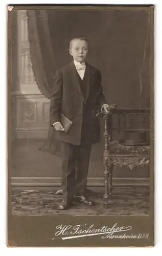 Fotografie H. Tschentscher, Mannheim, An den Planken, kleiner Junge mit Buch in der Hand