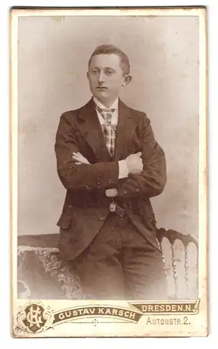 Fotografie Gustav Karsch, Dresden, Antonstrasse 2, Jüngling mit gestreifter Krawatte