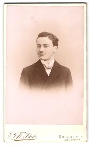 Fotografie E. G. Friedrich Stotz, Dresden, Leipziger Strasse 40, eleganter Herr mit Seitenscheitel