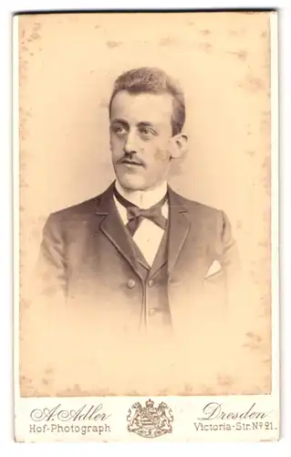 Fotografie A. Adler, Dresden, Victoria Strasse 21, elegant gekleideter Herr mit dezentem Schnurrbart