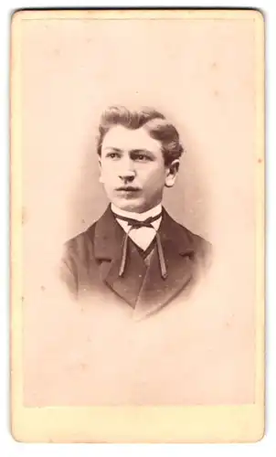 Fotografie Theodor Dietrich, Bautzen, Am Theater 110, eleganter junger Mann mit Fliege