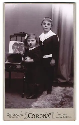 Fotografie Corona, Zwickau i. S., Münzstrasse 8, junges Geschwisterpaar mit Bilderbuch