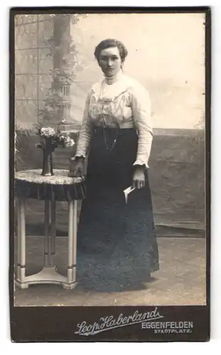 Fotografie Leop. Haberland, Eggenfelden, Stadtplatz, junge Frau in Rock und Bluse
