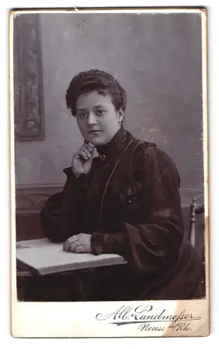 Fotografie Alb. Landmesser, Neuss a. Rh., Crefelderstrasse 32, junge Dame in nachdenklicher Pose