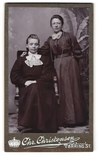 Fotografie Chr. Christensen, Ort unbekannt, Mutter und Tochter im Portrait