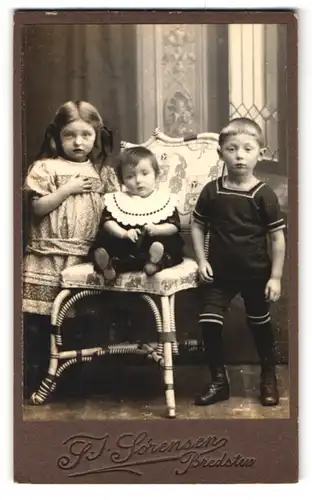 Fotografie S. J. Sörensen, Bredsten, drei Geschwister im feinen Zwirn