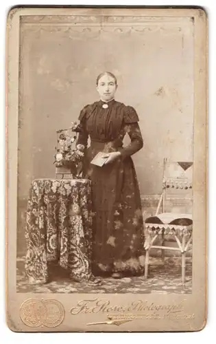 Fotografie Fr. Rose, Wernigerode, junge Dame mit strenger Frisur im taillierten Kleid