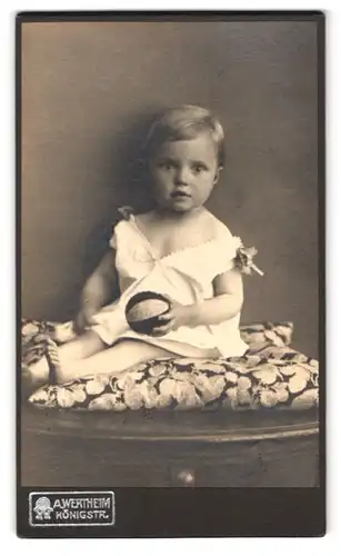 Fotografie A. Wertheim, Berlin, Königstrasse, Kleinkind mit Spielball