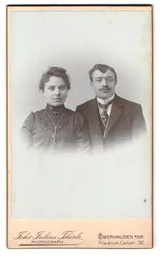 Fotografie Johs. Julius Thiele, Oberhausen, Friedrich-Carlstrasse 32, junges Ehepaar im Portrait