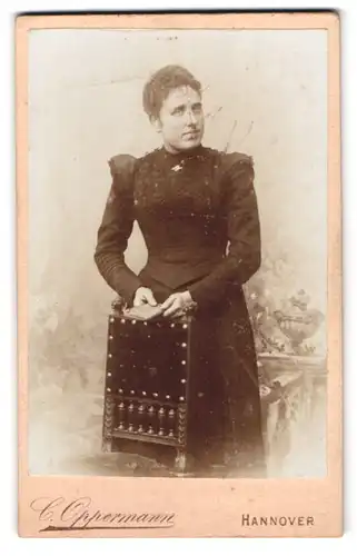 Fotografie C. Oppermann, Hannover, Engelbostlerdamm 5, bürgerliche Frau im taillierten Kleid