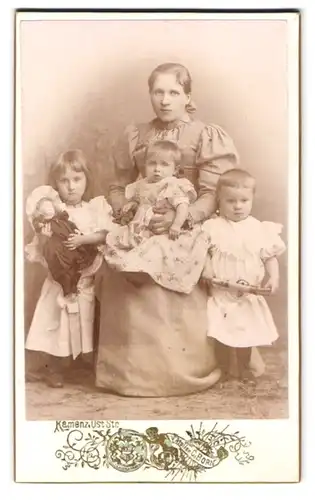 Fotografie Atelier C. Born, Kamenz, Ost Strasse, bürgerliche Mutter mit ihren drei Kindern