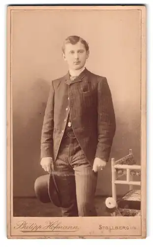 Fotografie Philipp Hofmann, Stollberg i.S., Am Bahnhof, junger Herr in kariertem Anzug und Melone