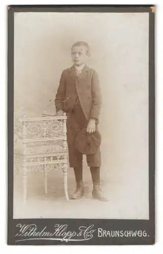 Fotografie Wilhelm Klopp & Co. Braunschweig, Portrait kleiner Junge in modischer Kleidung