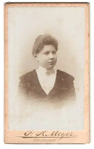 Fotografie J. H. Meyer, Otterndorf, Portrait junge Dame mit hochgestecktem Haar