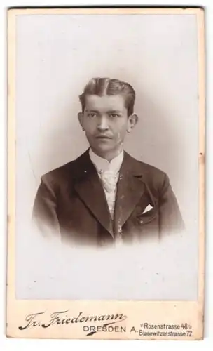 Fotografie Tr. Friedemann, Dresden-A., Rosenstrasse 48, Portrait junger Herr im Anzug mit Krawatte