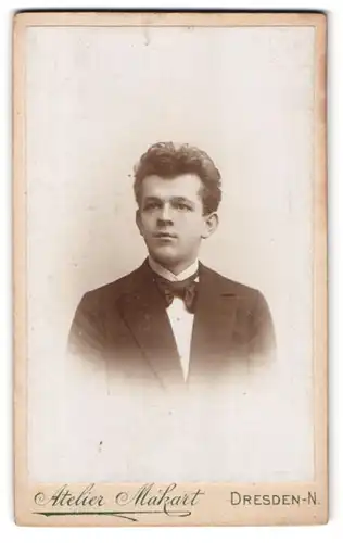 Fotografie Otto Wendt, Dresden-N., Bautznerstrasse 29, Portrait junger Herr im Anzug mit Fliege