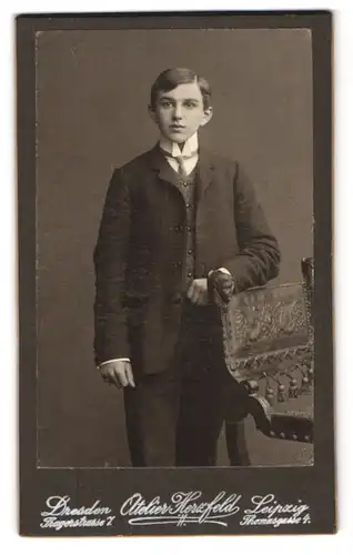 Fotografie Martin Herzfeld, Dresden, Pragerstrasse 7, Portrait junger Mann im Anzug mit Krawatte