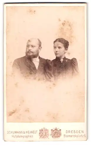 Fotografie Schumann & Heinelt, Dresden-A., Bismarckplatz, Portrait bürgerliches Paar in modischer Kleidung