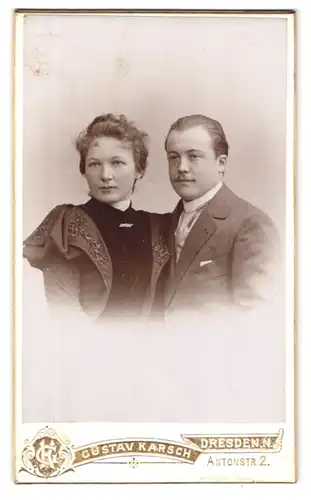 Fotografie Gustav Karsch, Dresden-N. Antonstrasse 2, Portrait junges Paar in hübscher Kleidung