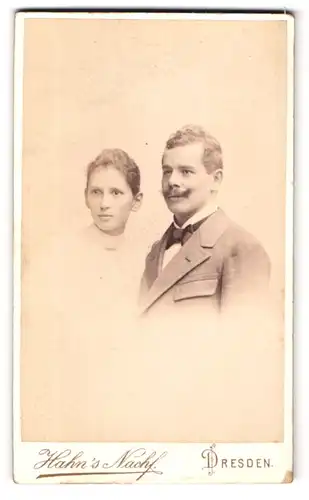 Fotografie Hahn`s Nachfl., Dresden, Waisenhaus-Strsse 16, Portrait junges Paar in eleganter Kleidung